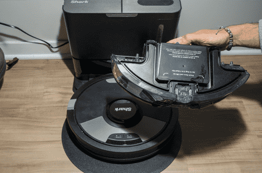 Step-by-Step Instructions for Emptying the Dustbin of a Shark Ion Robot Vacuum